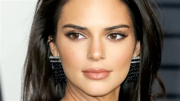 ميتا تدفع ملايين الدولارات لكيندال جينر ومشاهير آخرين لاستخدام وجههم في الروبوتات