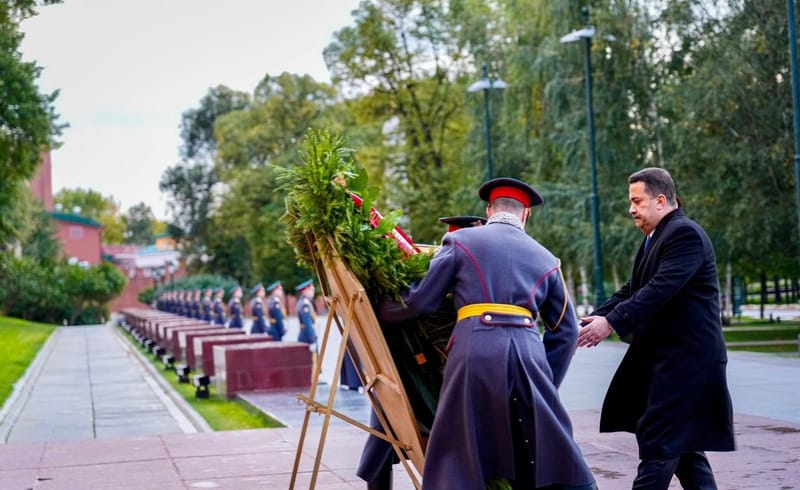 رئيس الوزراء يضع إكليلاً من الزهور على نصب الجندي المجهول في روسيا