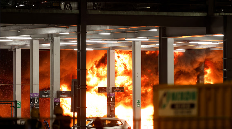 مطار لندني يعلق الرحلات بسبب الحريق