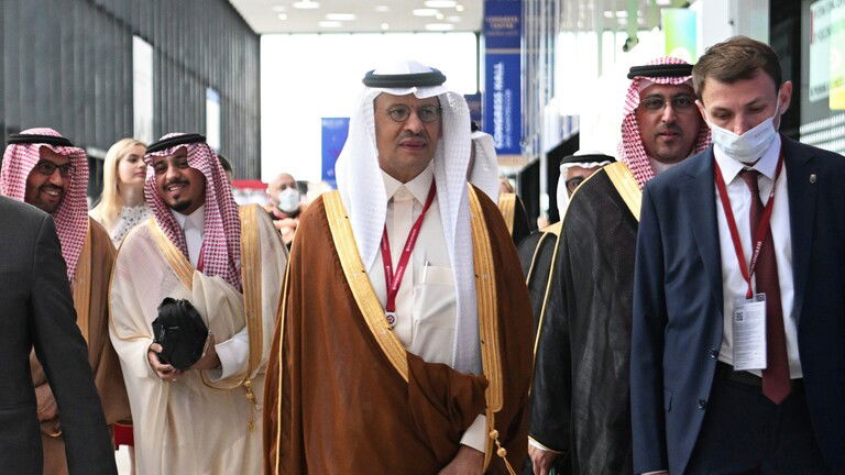 الأمير عبد العزيز بن سلمان: سنواصل خفض إنتاج النفط الطوعي لدعم السوق
