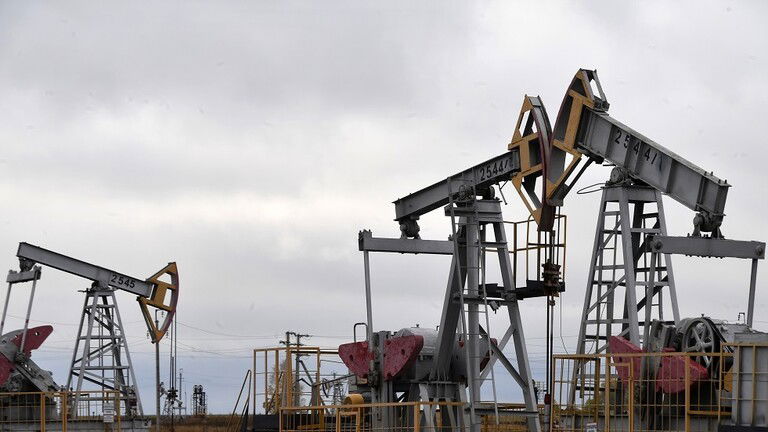 خبير: موسكو والرياض تمسكان بزمام سوق النفط العالمية