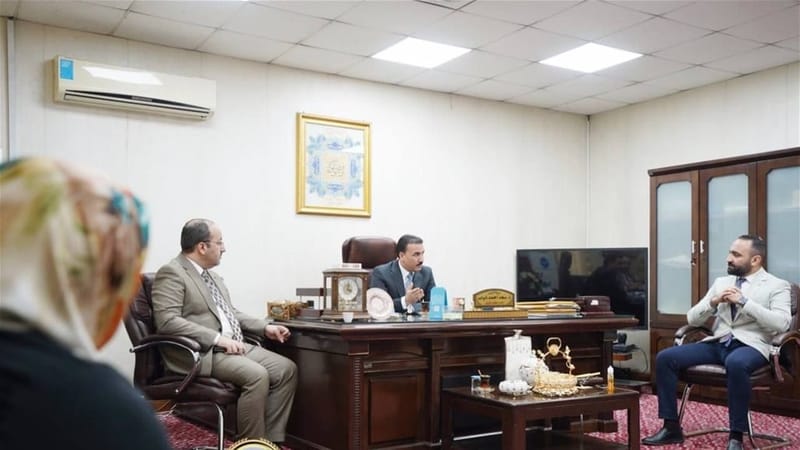 التربية توجه بتزويد مدارس الموهوبين بـ"الشاشات الذكية"