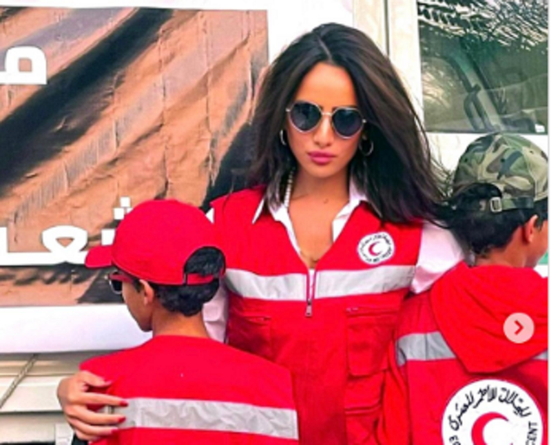 زينة وابنيها التوأم يشاركون في الهلال الأحمر لدعم ضحايا غزة