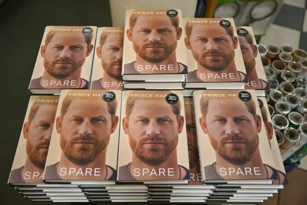 بعد صمتهم لسنوات.. هؤلاء المشاهير يفجرون مفاجآت في مذكراتهم