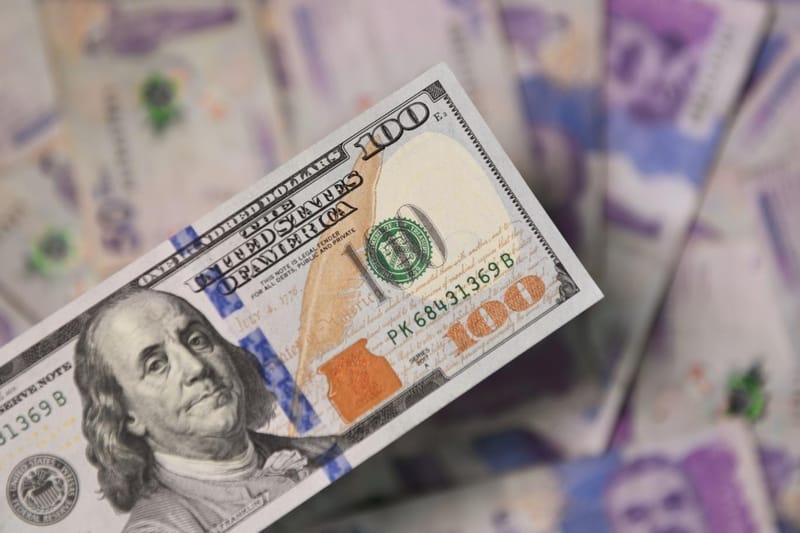 162 الفاً لكل 100 دولار.. قائمة بأسعار الصرف في الأسواق العراقية