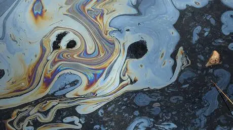 العلماء الروس يطورون مواد "فريدة من نوعها" لتنقية المياه من التلوث النفطي