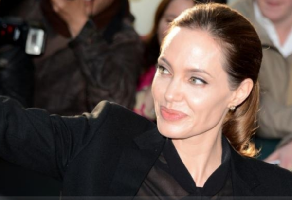 أنجلينا جولي تدعم فلسطين وتدين استهداف المدنيين