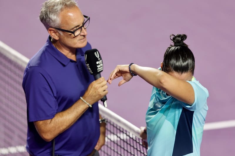 أنس جابر ترفض الاحتفال وتبكي أطفال غزة