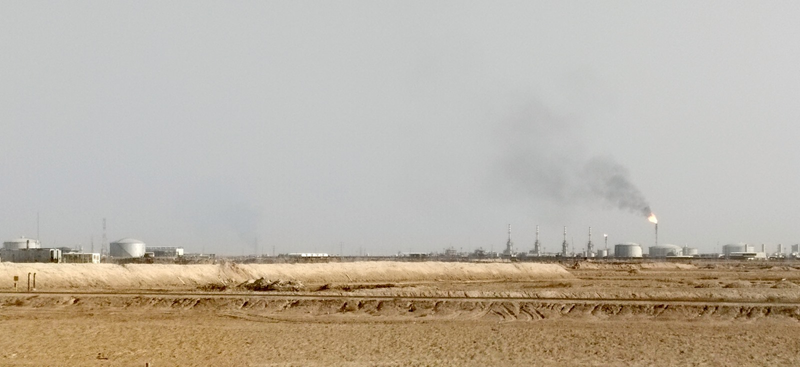 الانبعاثات النفطية وملوحة المياه تحيل "مزارع" شمال البصرة الى أراض جرداء