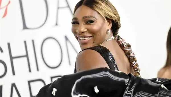 سيرينا ويليامز تتسلم جائزة "أيقونة الموضة" 2023 من كيم كاردشيان