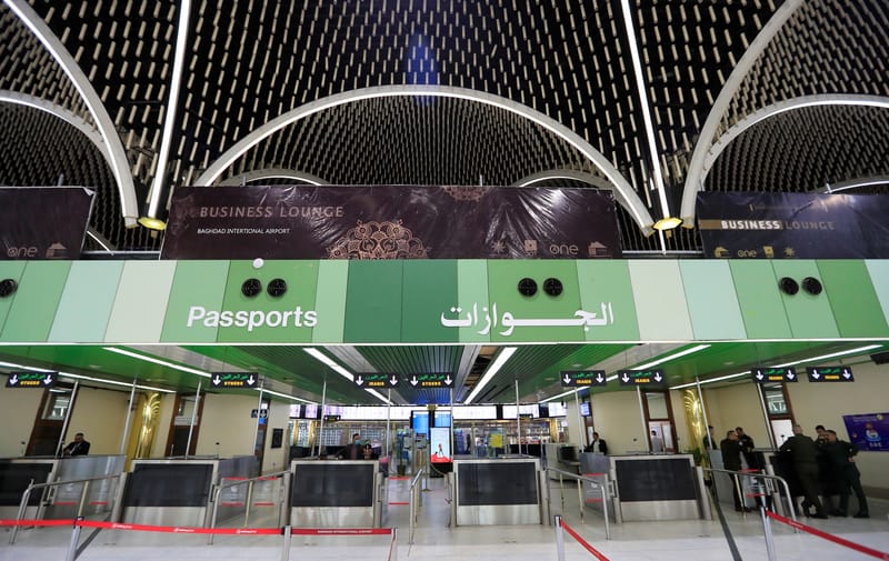 متلبسين بالرشوة.. القبض على ضابطين في مطار بغداد