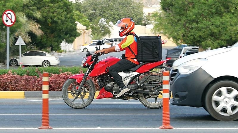 مرور أربيل تخيّر سائقي الدراجات النارية بين لبس الخوذ او المصادرة