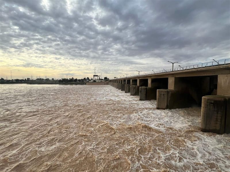 اهالي بغداد يتفاجأون بتغير لون مياه دجلة..