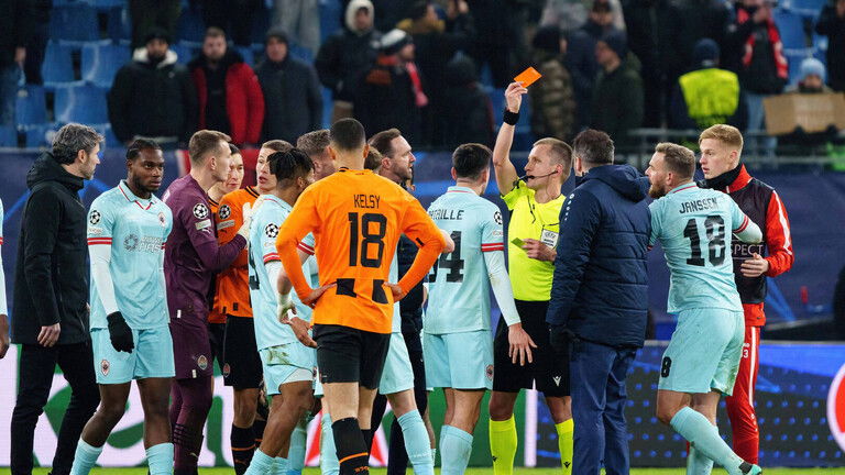 مجلس "فيفا" يوافق على تجربة جديدة لتحسين سلوك اللاعبين وزيادة احترام الحكام