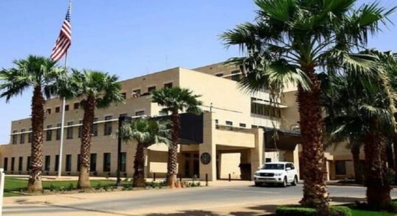 تحذير من تطور المواجهة.. ماذا يعني دخول السفارة الامريكية على "ساحة اللعب"؟