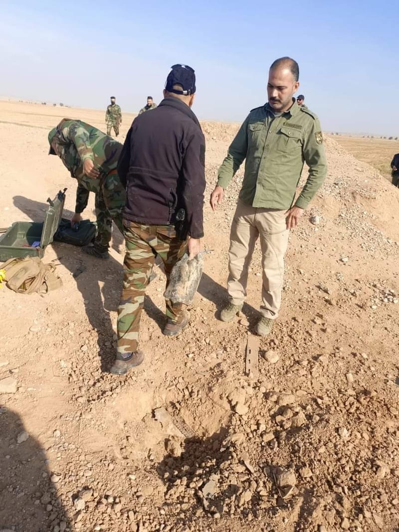 بالصور..الحشد ينقذ مزارعين من "موت محقق" ويرفع عبوة مزدوجة بديالى