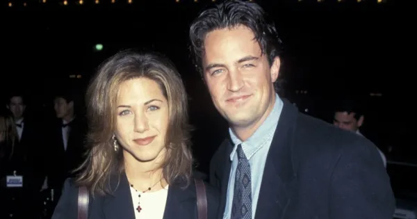 جنيفر أنيستون تروي تفاصيل آخر مكالمة جمعتها بـ ماثيو بيري يوم وفاته