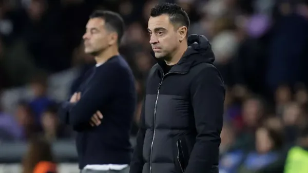 تشافي مهدد لأول مرة بالطرد من برشلونة بعد الفوضى