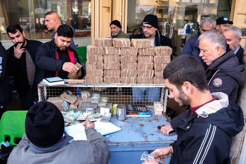 رؤية اقتصادية تربط بين تذبذب الدولار والبضائع الإيرانية.. هل يستقر على 150 ألفًا؟