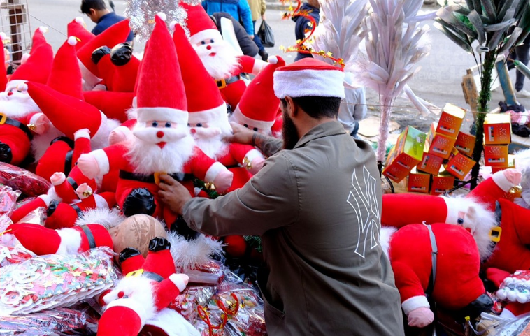 سوق الشورجة في بغداد يتلون بالأحمر استعداداً للاحتفال برأس السنة وأعياد الميلاد