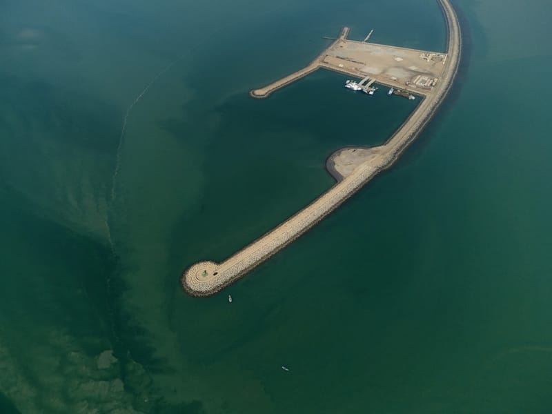 النقل تعلن انجاز جديد في مشروع الارصفة الخمسة ضمن ميناء الفاو الكبير