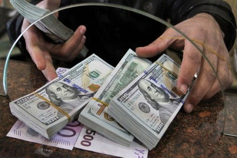 ضربة أخرى للأخضر.. ايران تتخلى عن الدولار وتشرع بصادراتها عبر "الريال"