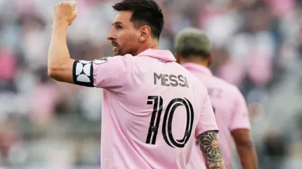 ميسي يشعل فتنة كبرى في الأرجنتين بسرقة نجم فريق الشعب