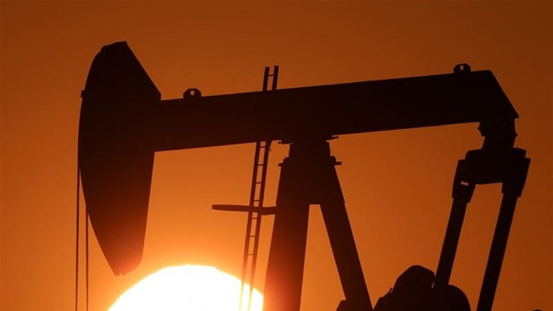 انخفاض أسعار النفط العالمية متأثرة بـ"تنزيلات" السعودية