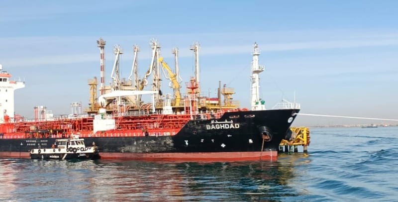 برئاسة وكيل وزير التجارة.. باخرة بغداد محملة بـ 10 ملايين لتر من الوقود تصل الى غزة