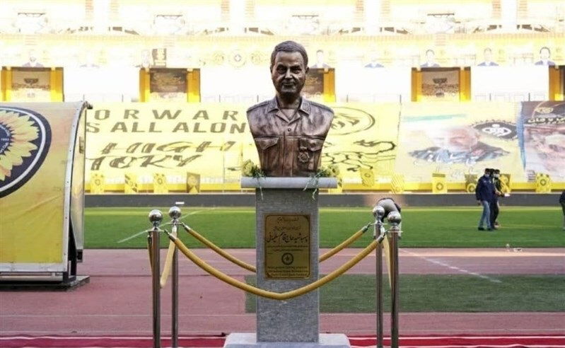 إيران تزيل تمثال لـ"سليماني" تمهيداً لاستقبال ناد سعودي