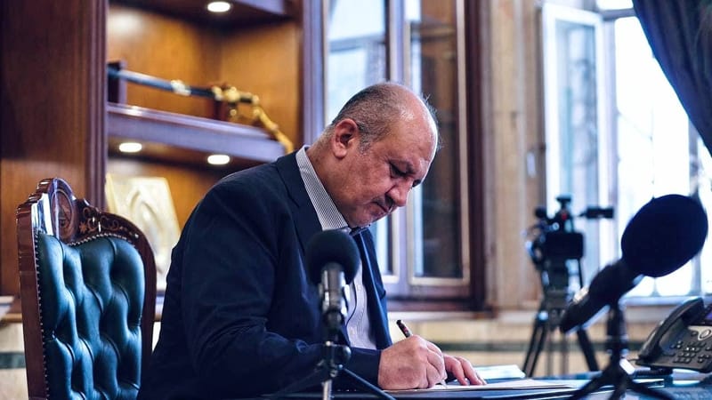 وزير الدفاع يصدر أمر إعفاء عن مواطن "مخمور" انتحل صفة "لواء" في الجيش