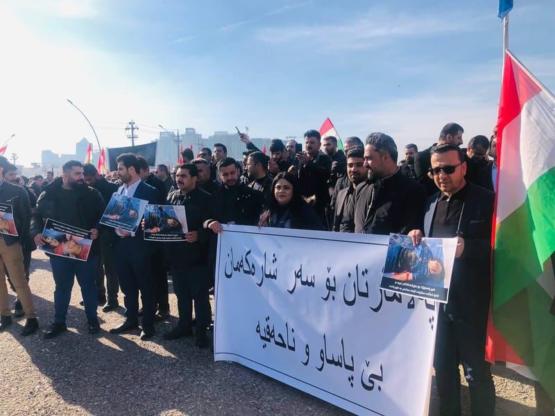 بالصور..وقفة احتجاجية أمام مقر الأمم المتحدة في أربيل للتنديد بالقصف الإيراني