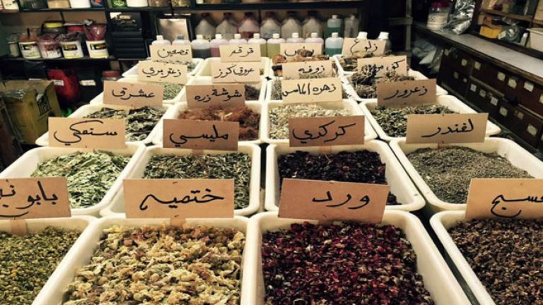 لأوّل مرة.. الصحة تتدخل بمراجعة طب الأعشاب بحثًا عن "تزييف لايشبه علاج الأجداد"