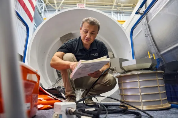 أول رائد فضاء تركي يلوح بطموحات أردوغان