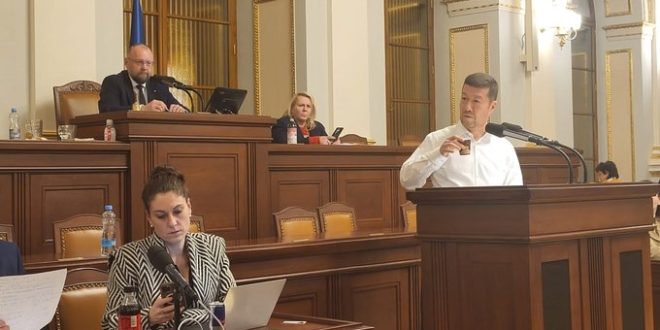 استمر لمدة 11 ساعة متواصلة.. نائب في البرلمان التشيكي يحطم الرقم القياسي بأطول خطاب