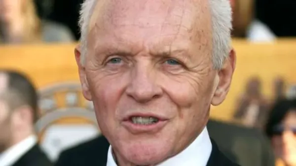 . النجم الإنجليزي أنتوني هوبكنز يكتب سيرته الذاتية: «محظوظ بذاكرتي»