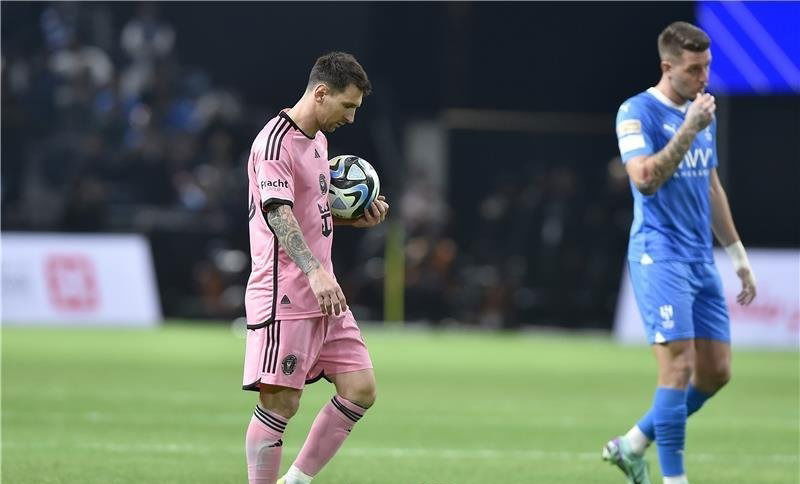 صورة: حساب الهلال يسخر من ميسي.. والبرغوث يرد بطريقته