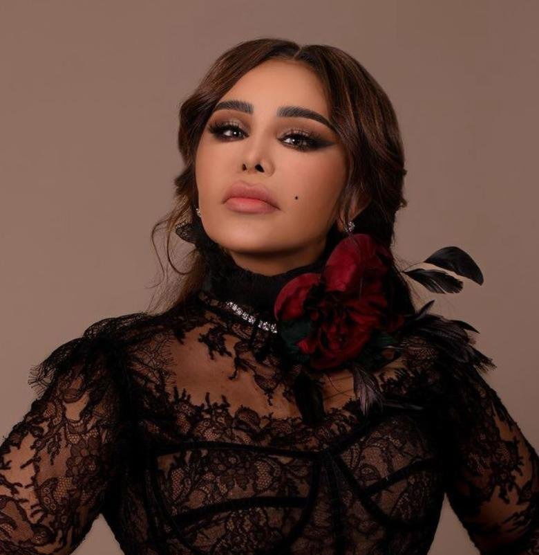 . أحلام مصدومة وتسخر من شائعات سرقتها بباريس