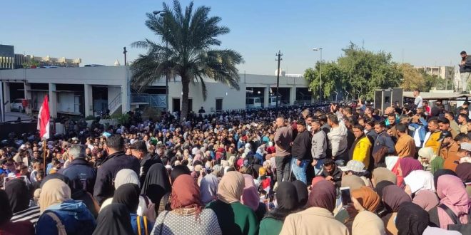 حشود المطالبين بالتثبيت من المحاضرين تحتج أمام وزارة التربية