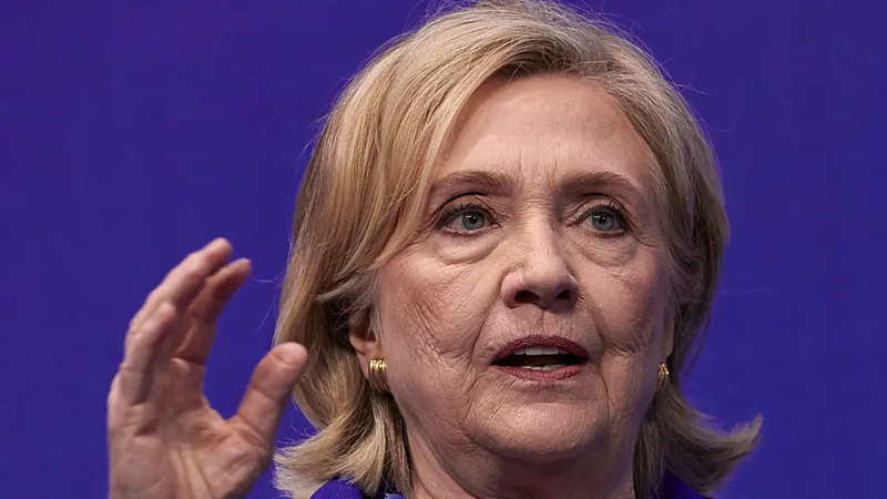 ناشطون يقطعون كلمة لهيلاري كلينتون: مجرمة حرب