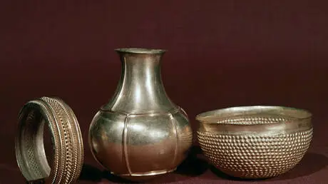 كنز عمره 3 آلاف عام صنع من مواد "فضائية"