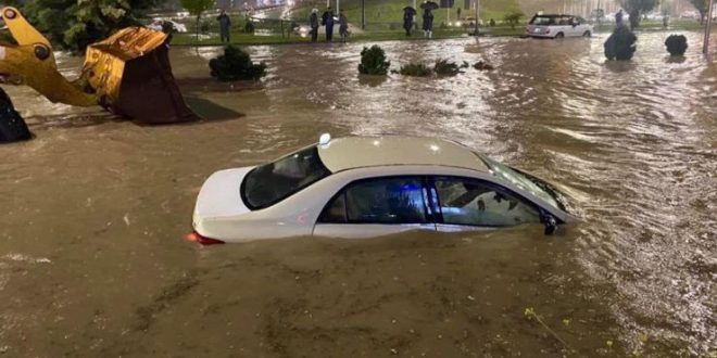 الفيضانات وسوء الاحوال الجوية تشل حركة المركبات والطائرات في السليمانية