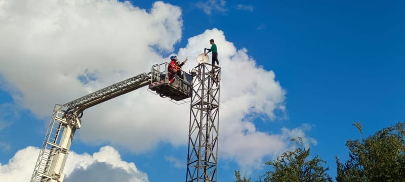 استخدام عجلة السلم لإنزال شاب حاول رمي نفسه من أعلى برج وسط بغداد