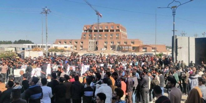 بسبب قرار السوداني.. خريجو ذي قار يحتشدون أمام مبنى المحافظة