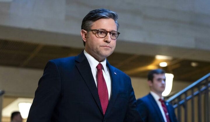 البيت الأبيض يتهم رئيس مجلس النواب بـ”التقاعس” لصالح إيران وروسيا