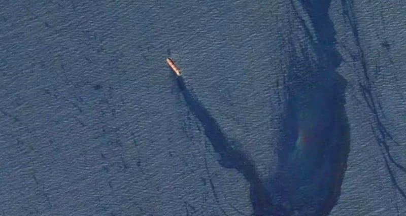 الجيش الأمريكي: "كارثة بيئية" حلّت في البحر الأحمر بعد هجوم للحوثيين