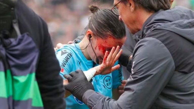 بعد 13 دقيقة.. إصابة خطيرة تطيح بحكمة الراية في مباراة بالدوري الإسباني