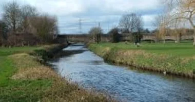 خبراء يحذرون: ربع أنهار بريطانيا فى حالة سيئة و85% أقل من المعايير البيئية