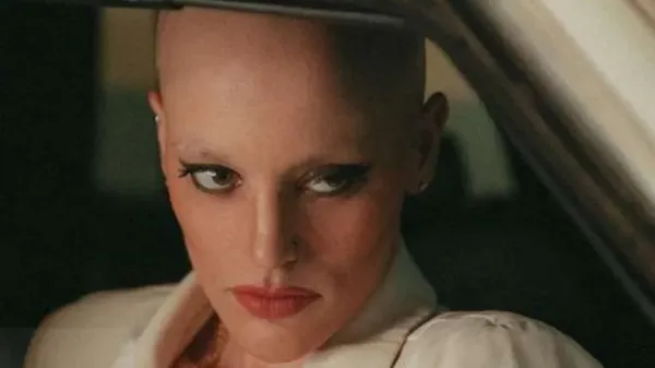 وفاة المغنية الأمريكية الشابة كات جانيس بعد صراع مع مرض السرطان