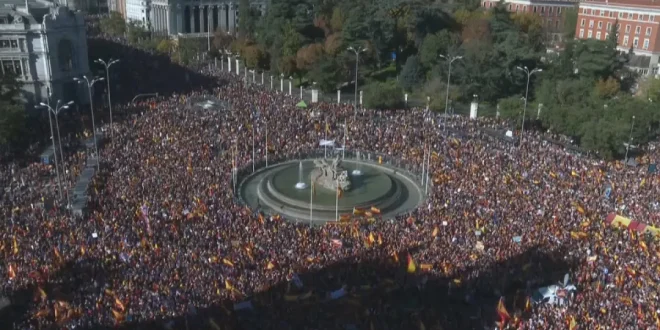 الآلاف يتظاهرون في مدريد مطالبين باستقالة رئيس الوزراء الإسباني